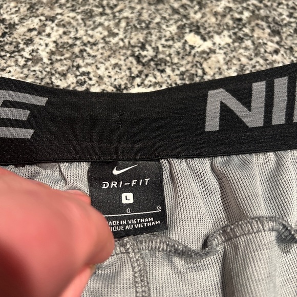 Nike Stripe Basketball Shorts Gray And Black Large - Picture 3 of 5